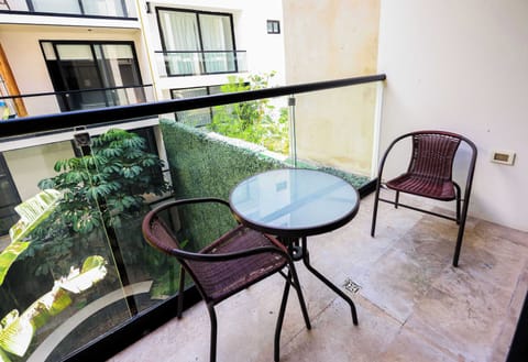 Balcón con Sillas y Mesita, Vista a Patio Interior