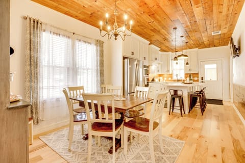 Kitchen | Dining Table | Smart TV | Free WiFi