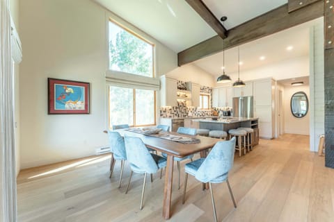 Dining area seating for 6 additional seating at bartop