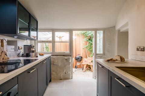 College Cottage Kitchen - StayCotswold