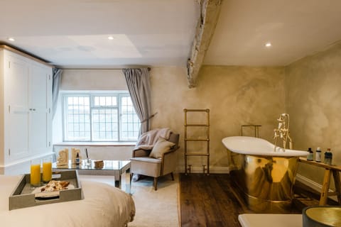 College Cottage Master Bedroom - StayCotswold