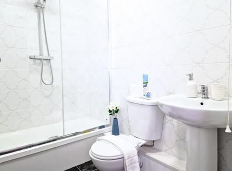 Room 2 En suite Bathroom