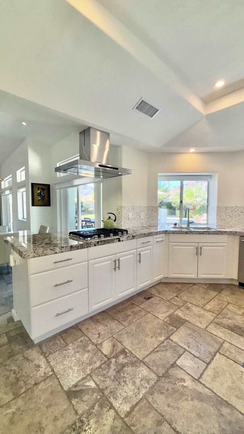 Kitchen gas cooktop and custom vent hood