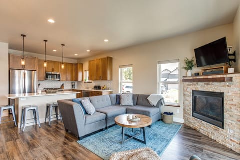 Living Room | 1st Level | Smart TV | Free WiFi | Central Heating