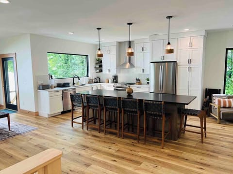 Large island with seating for 6. Great for large family gatherings!