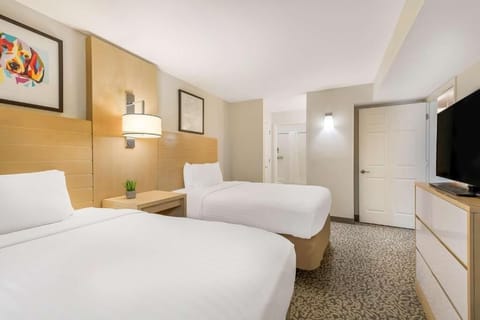 Bedroom with 2 Queen Beds