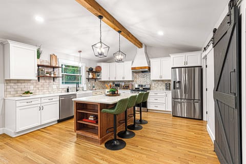 A chef’s dream come true, this state-of-the-art kitchen features high-end appliances, beautiful finishes, and a spacious layout that invites cooking, conversation, and connection. 🔪