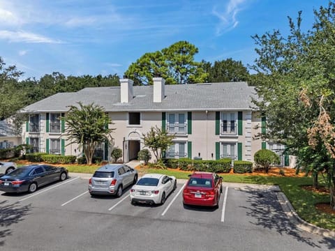 Welcoming exterior view w/ palm trees and convenient on-site parking