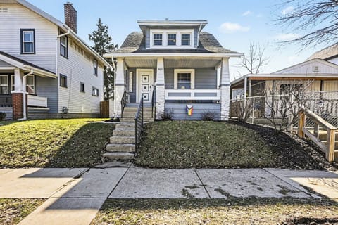 Charming Columbus bungalow with welcoming front porch