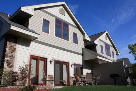 Lakeview Patio with gas grill