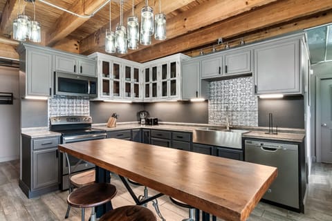 x-comingsoon!BigRedBarn_233771