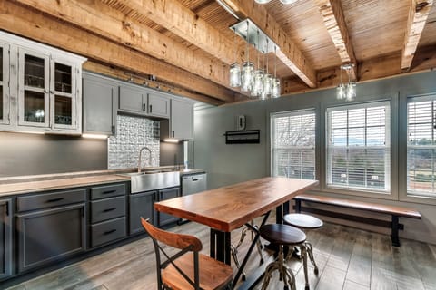 x-comingsoon!BigRedBarn_233774