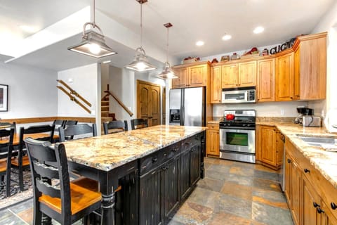 Cook with ease in your fully equipped kitchen with granite counters, stainless steel appliances, and seating for four at the island.
 PPS-1418