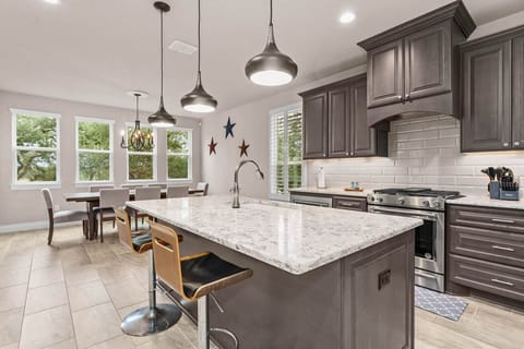 Kitchen w/ Large Island