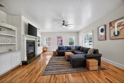 Home Decor, Indoors, Furniture, Table, Living Room
