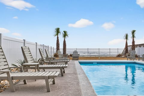 Pool with tanning ledge & spa/hot tub