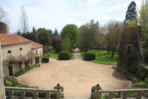 Cour du Château et dépendance sur la gauche