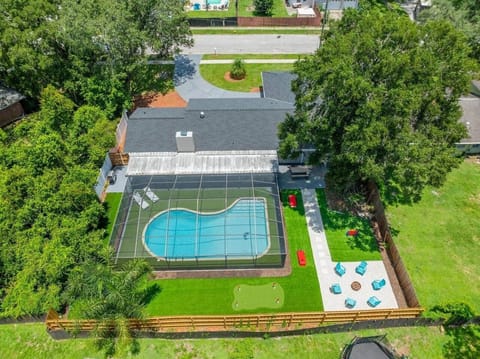 Relax in the Tampa sunshine at our Airbnb pool with enclosed patio! Enjoy private access to a 4-hole mini-golf course surrounded by privacy fence. Perfect for families or couples seeking a fun retreat located in central Tampa in Temple Terrace.