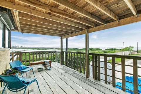 - Private covered balcony with panoramic bay and ocean views - Outdoor seating, wood deck and serene waterfront scenery - Ideal coastal getaway space for relaxing sunset mornings