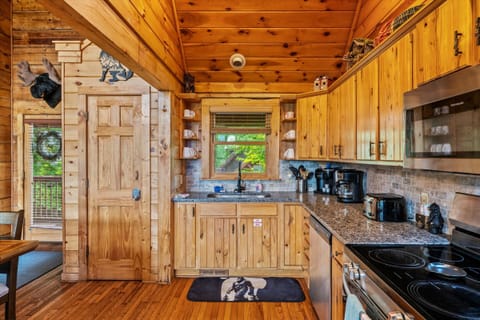 Whip up a delicious meal in our fully-equipped kitchen 🍳!