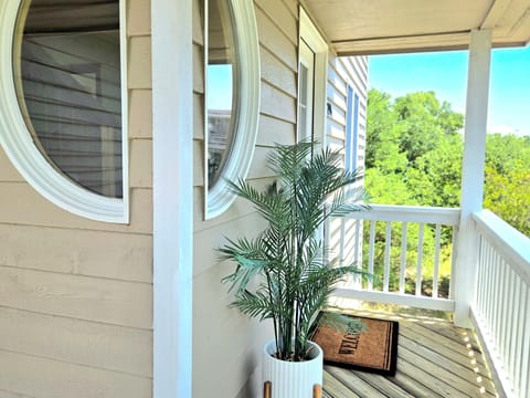 Mid-Level Deck with Seating