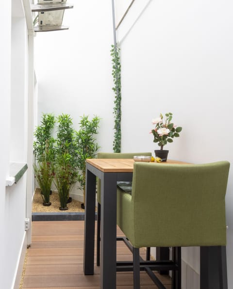 Elegant Dining Corner with Green Accents
Share meals in style with lush plants and a modern dining setup that feels fresh and inviting.