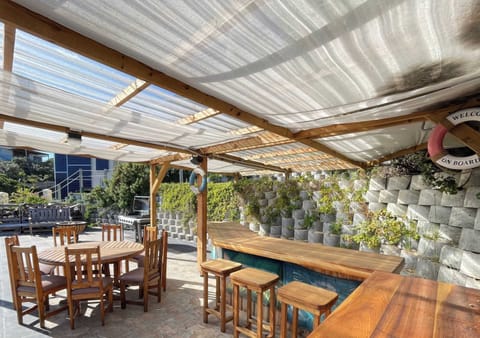 Bar and Al-fresco dining at the pool
