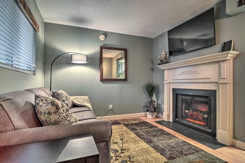 Living Room with Fireplace, Sleeper Sofa and SMART TV with Cable & WIFI throughout vacation rental