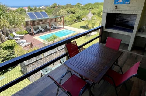 Terraza con parrillero. Vista al océano y jardín