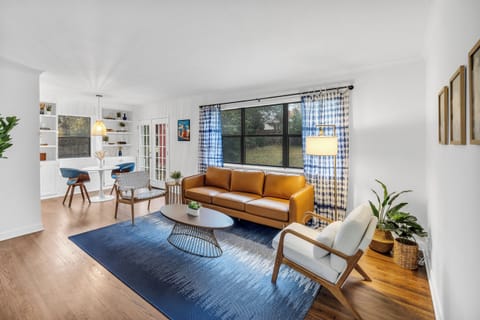 Living Room
Cozy, modern vibes—perfect for relaxing after a day in the city.