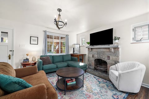  Bright and comfortable space with smart TV and futon for flexible 