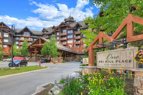 The resort’s beautiful alpine architecture shines in summer, surrounded by lush greenery and bright blue mountain skies. Epic Discover Park, hiking, biking and spectacular scenery at your doorstep.