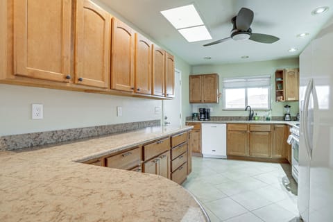 Kitchen | Dual Drip/Keurig Coffee Maker | Cooking Basics