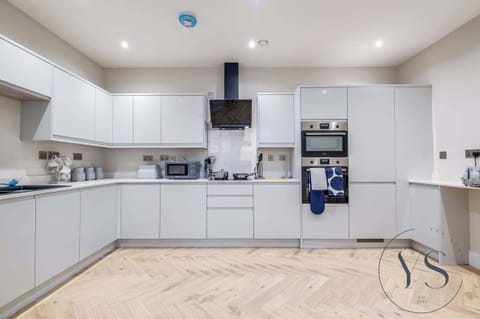 Full modern kitchen with integrated appliances