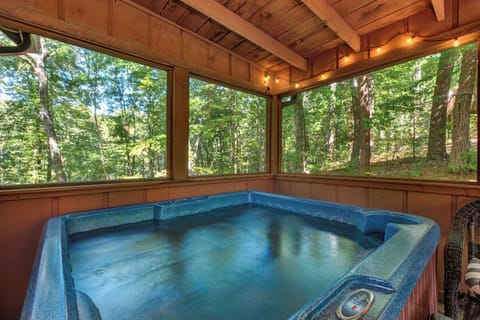 Whistling Woods Hideaway's bubbling hot tub