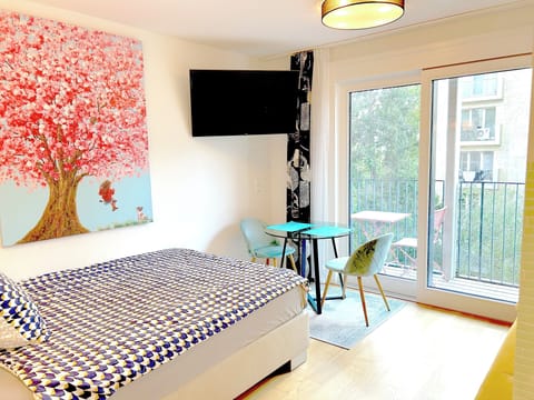 The big bright studio room, with 160 CM bed, TV, eat/work area, balcony and more