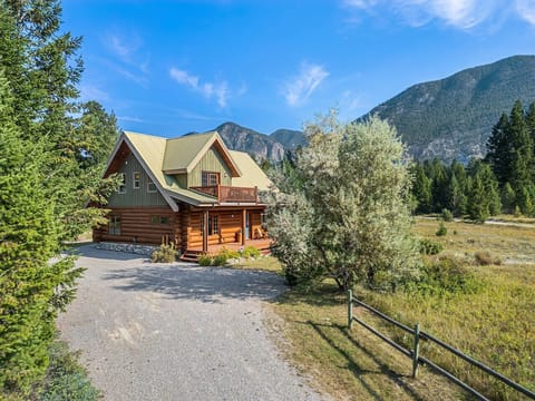Maple & Moose is a stunning log cabin less than 10 minutes from downtown Invermere and is surrounded by the Rocky Mountains.