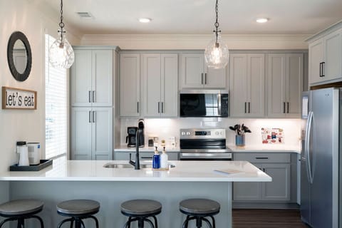 Fully Stocked Kitchen with 4 Bar Stools