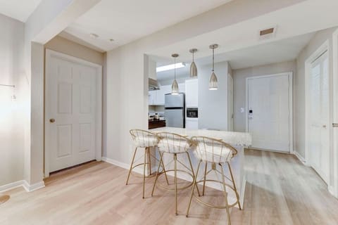 Open dining area w/ a generous table, ideal for shared meals and long conversations.