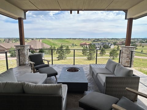 Relax with views of Pikes Peak 14nr