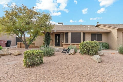 Desert Den - Modern Home with private outdoor space