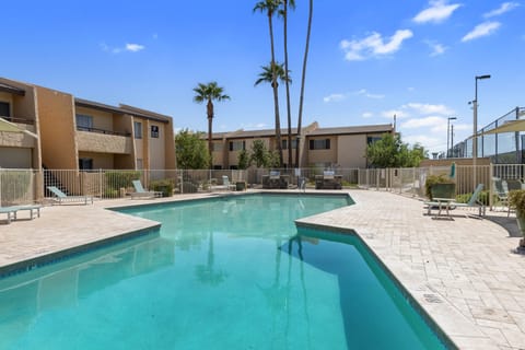 Community Pool and Hot Tub, Fitness Center, Sauna, Grills, and Tennis!!