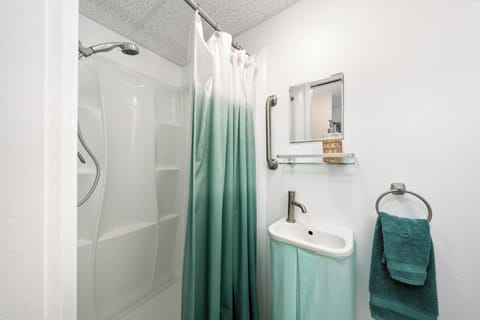 Functional bathroom with shower/tub and all necessary fixtures for a comfortable stay.