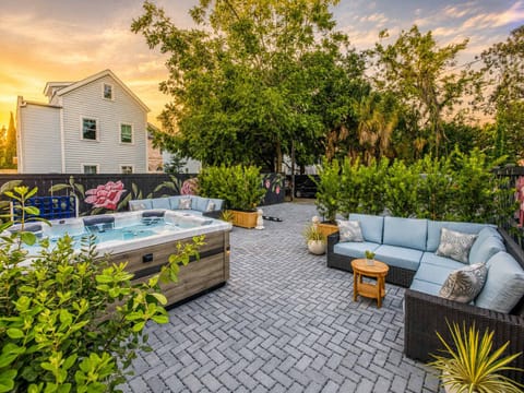 Spacious courtyard with hot tub & lounge seating – perfect for gathering