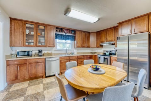 Cook, dine, and create memories in this charming kitchen! 🍽️✨ Perfectly designed for both functionality and style