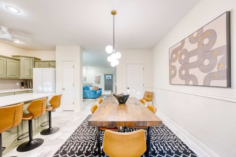 đ˝ď¸ Stylish dining room under statement lighting seats eightâgather for family meals or board games.