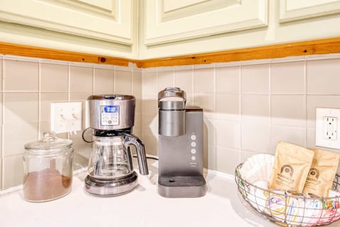 âď¸ Coffee bar with Keurig & drip makerâfuel your morning before hitting the trails.