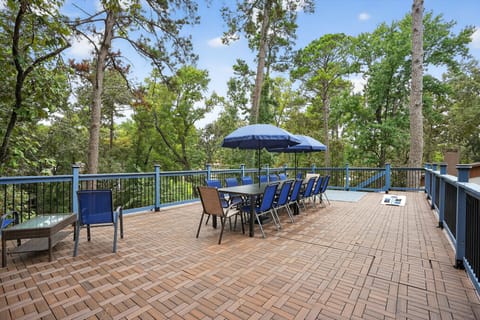 HUGE 800sqft. RoofTop Balcony with lakeview, cornhole, and dining for 14+ people
