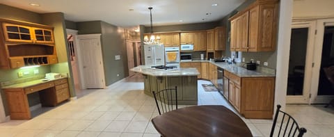 Expansive kitchen\breakfast area