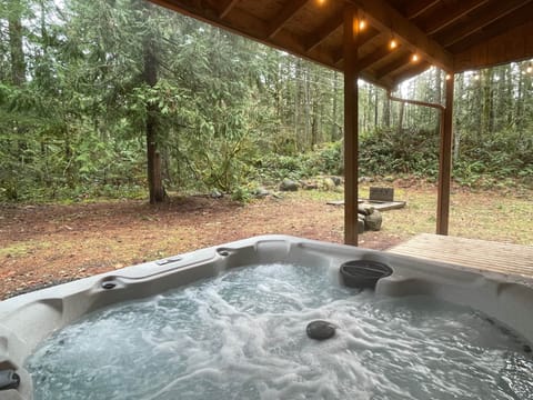 Soak in the brand new hot tub listening to the rushing waters of the Sandy River